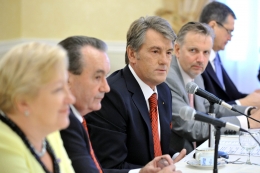 UKRAINIAN PRESIDENT YUSHCHENKO MEETS U.S.  BUSINESSMEN